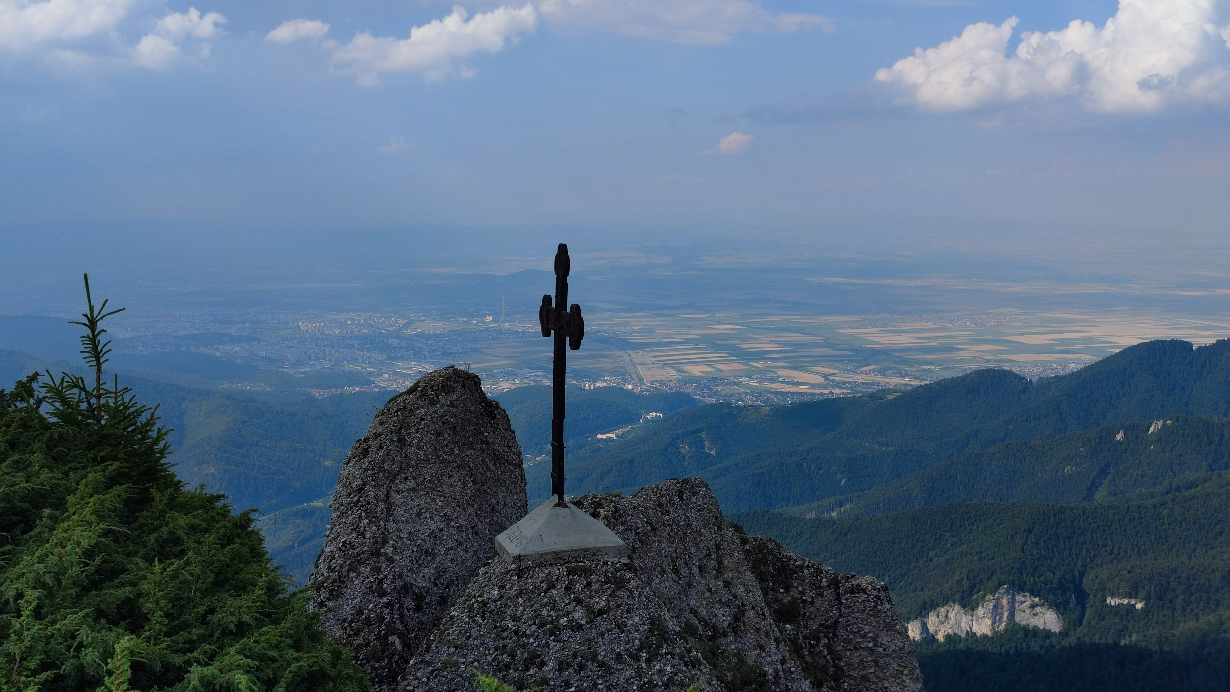 Munții Piatra Mare / Pohled z nejvyššího vrcholu směrem k Brašovu.