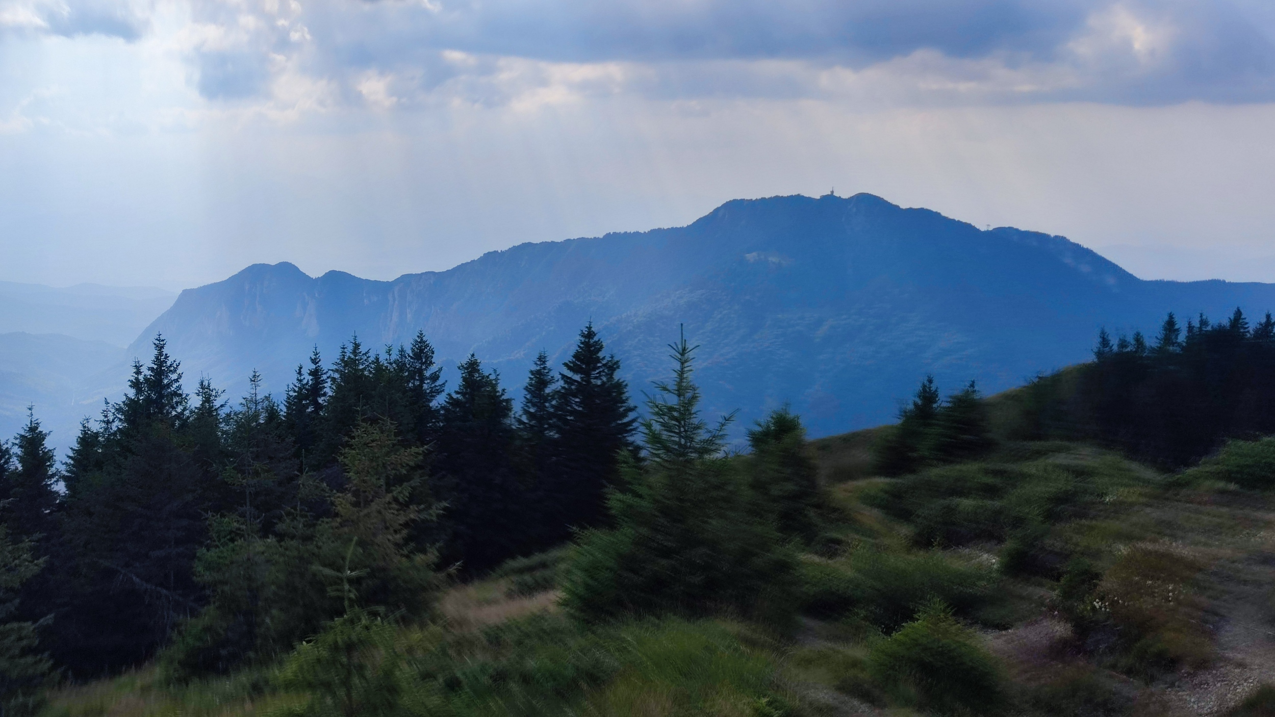 Munții Postăvarul / Pohled na Postăvaru z vrcholu Piatra Mare.