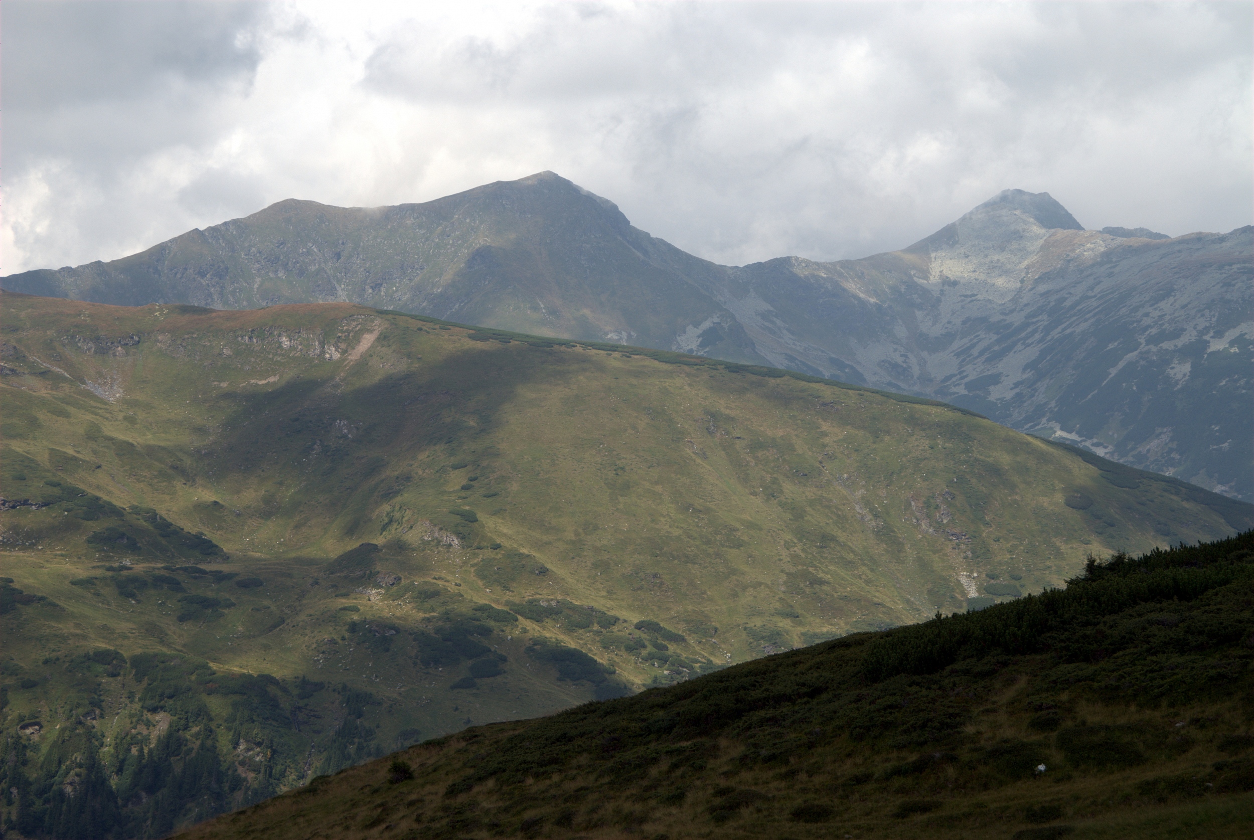Munții Rodnei / Pohled na nejvyšší vrchol (vpravo) z hřebene dále cestou na východ.