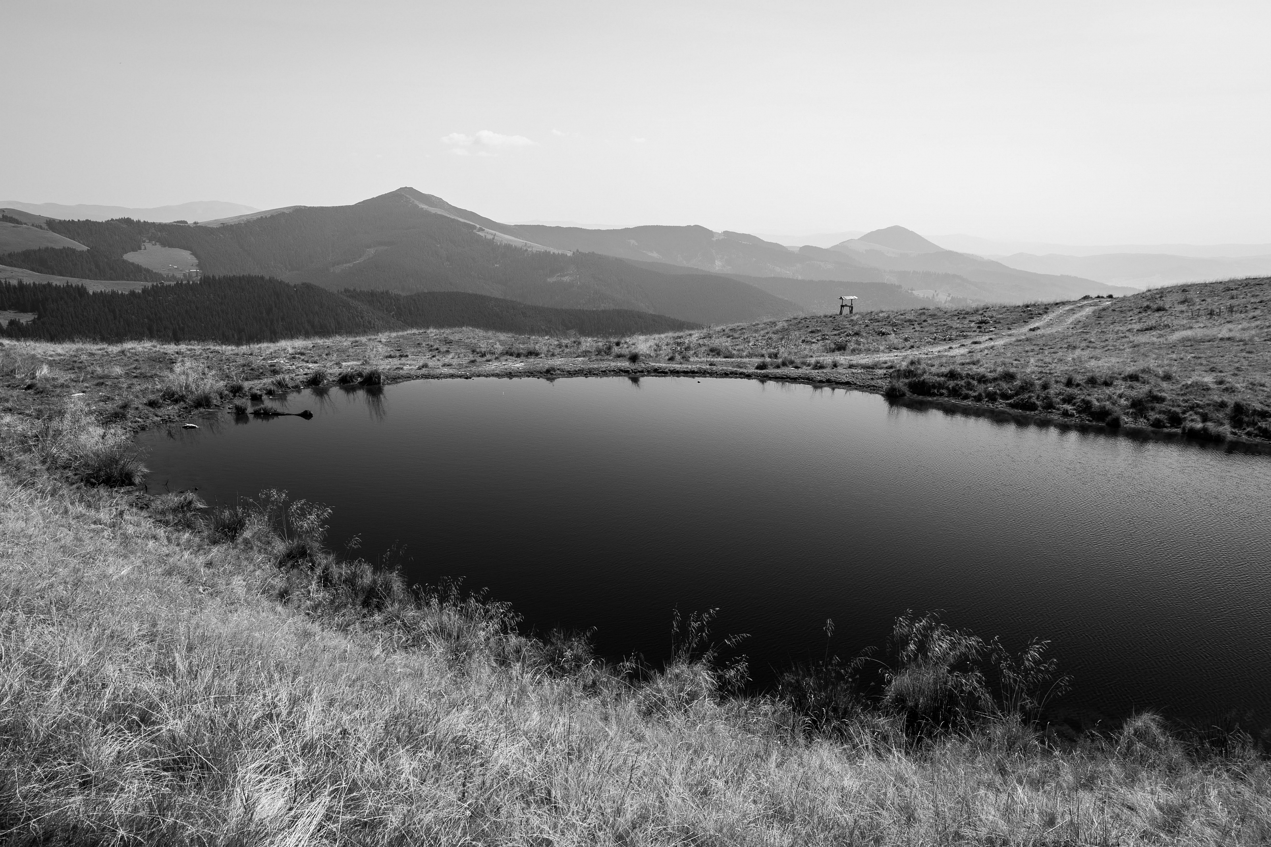 Munții Suhard / Jezero Icoana. "Bohužel voda nevypadala příliš lákavě, navíc se k ní nedalo ze břehu dostat." Zdroj: http://jdem.cz/ffvqk4
