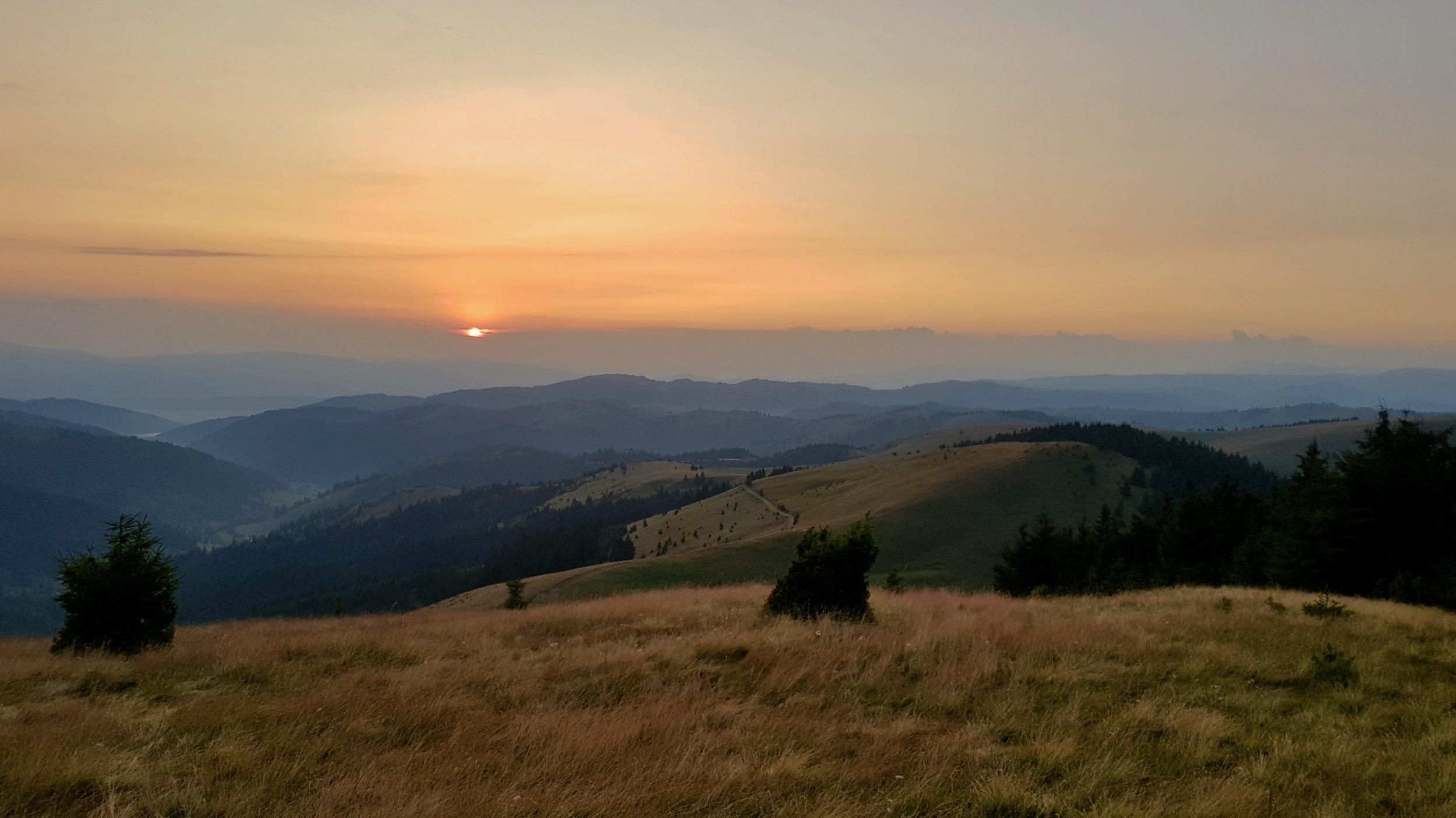 Munții Ciucului / Západ slunce nad Miercurea Ciuc (Csíkszereda). Na horizontu Harghita. www.transcarpathian.org