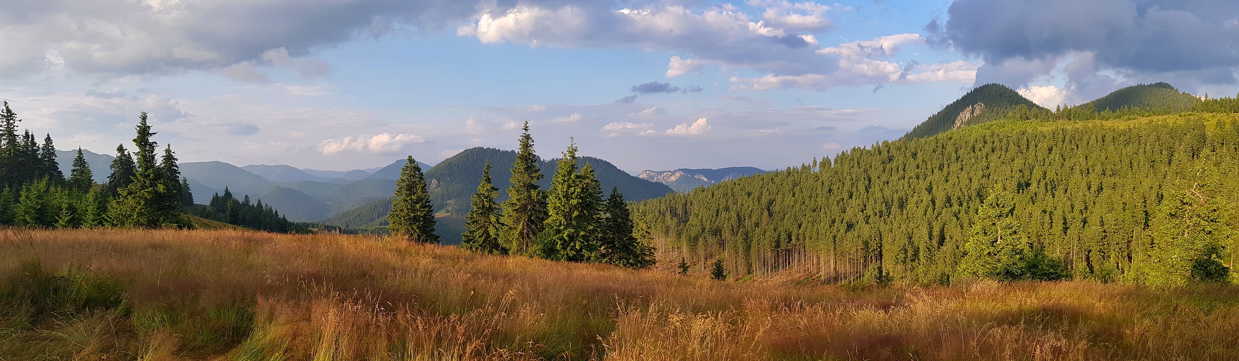 Munții Hășmaș / Západ slunce jižně od Bicazské soutěsky. www.transcarpathian.org