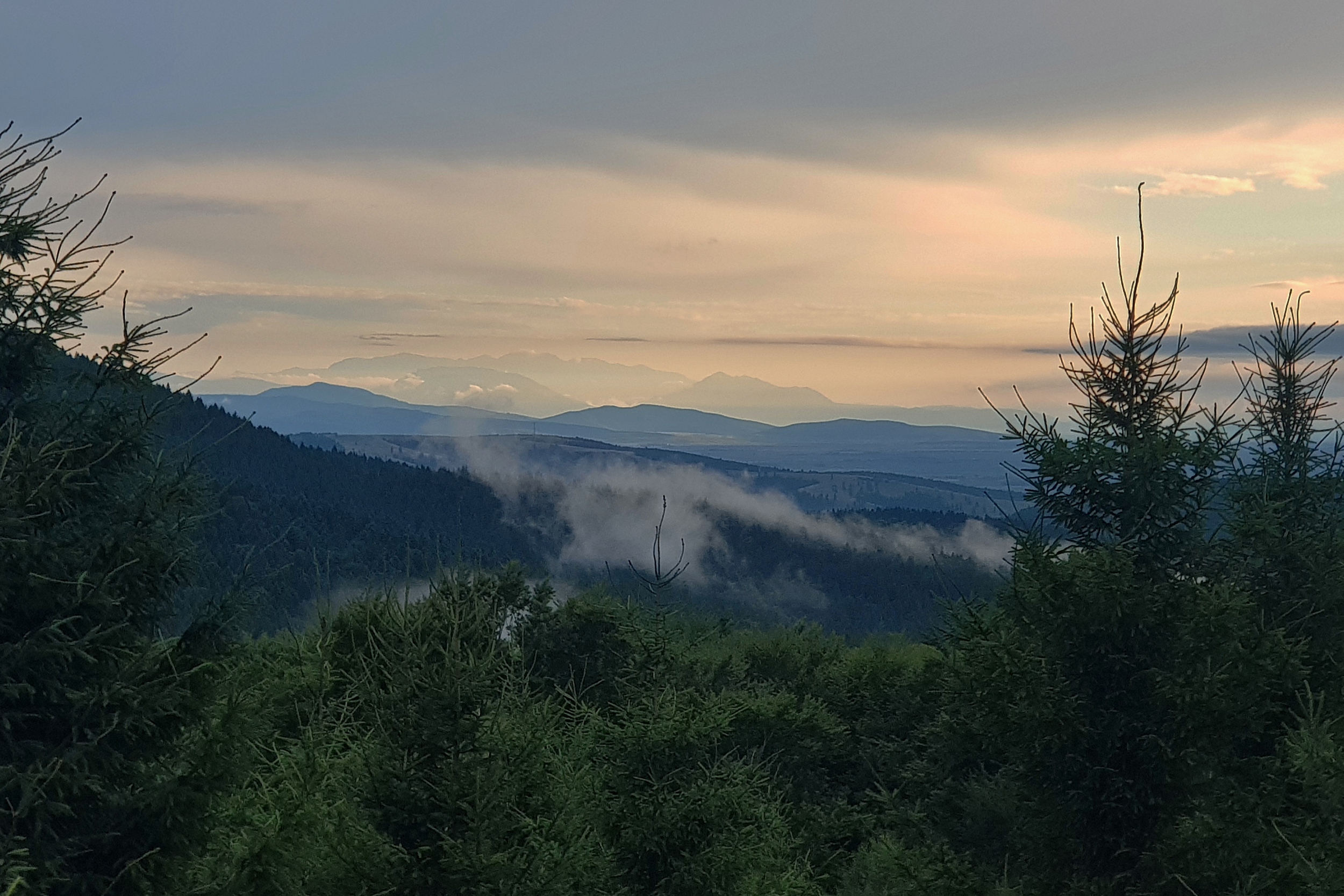 Munții Nemira / Výhled na Făgăraş. www.transcarpathian.org
