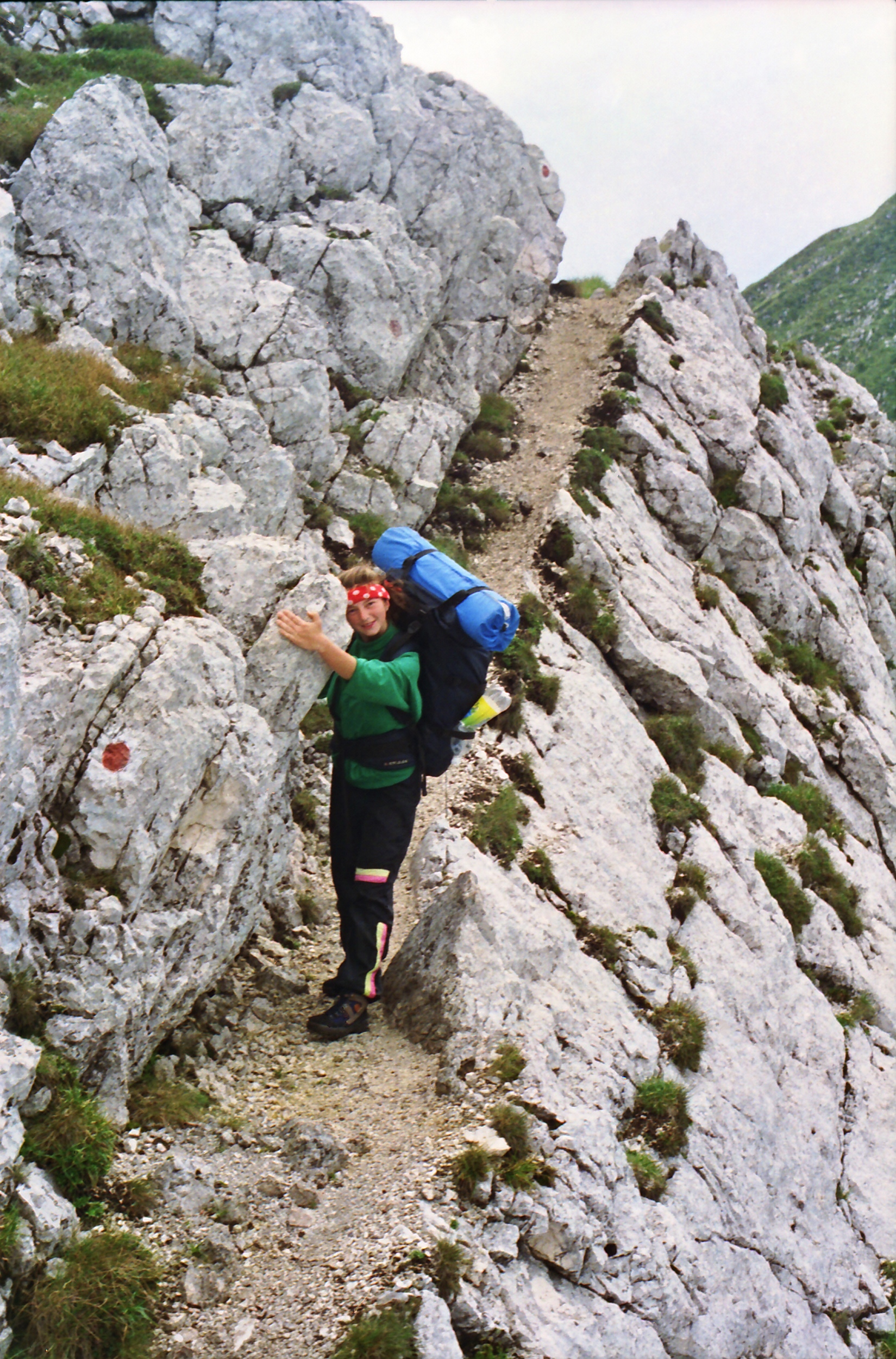 Munții Piatra Craiului / Takhle vypadají ty nejschůdnější místa hřebenu - sice tam byla pěšina, ale pod převisem.