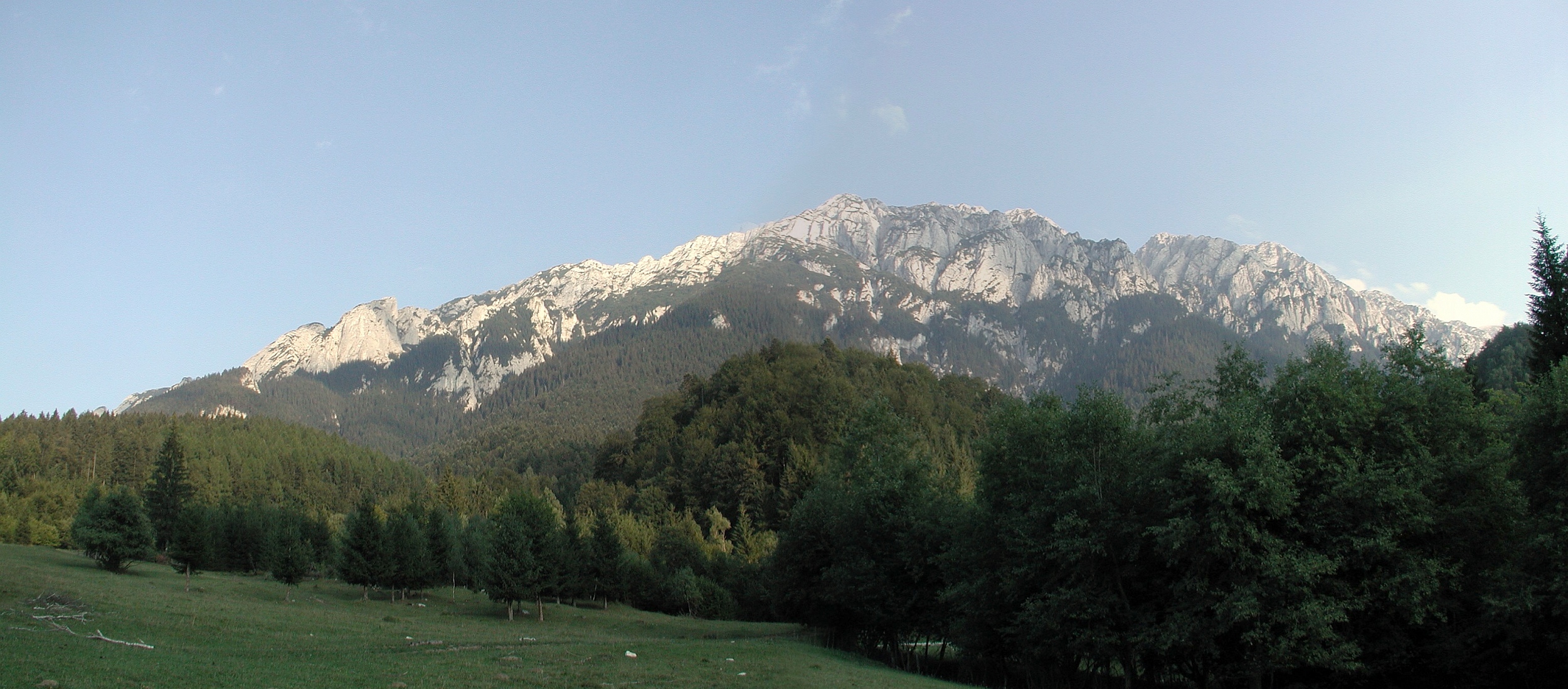 Munții Piatra Craiului / Takhle vypadá Piatra z údolí.