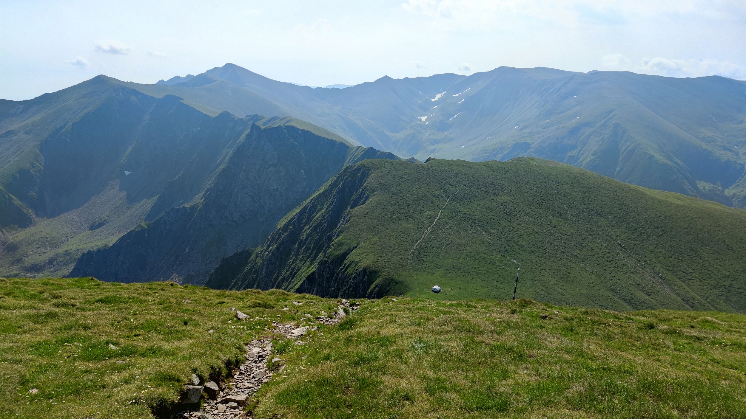 Munții Fagaraš / Hlavní hřeben východně od Vf. Moldoveanul; pohled směrem na východ.