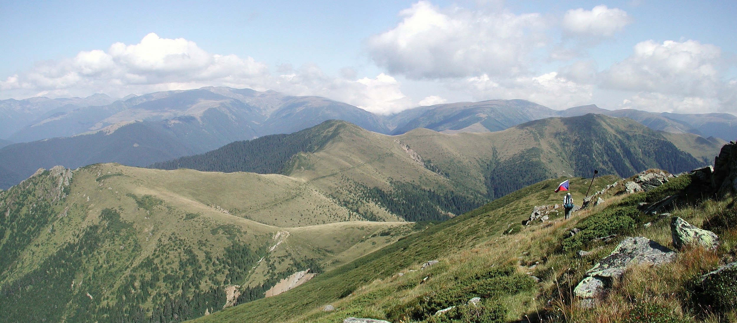 Munții Iezer-Papuša / Sestupový hřebínek z Iezer-Păpușa na Fagaraš. Východní konec Fagaraše v pozadí.