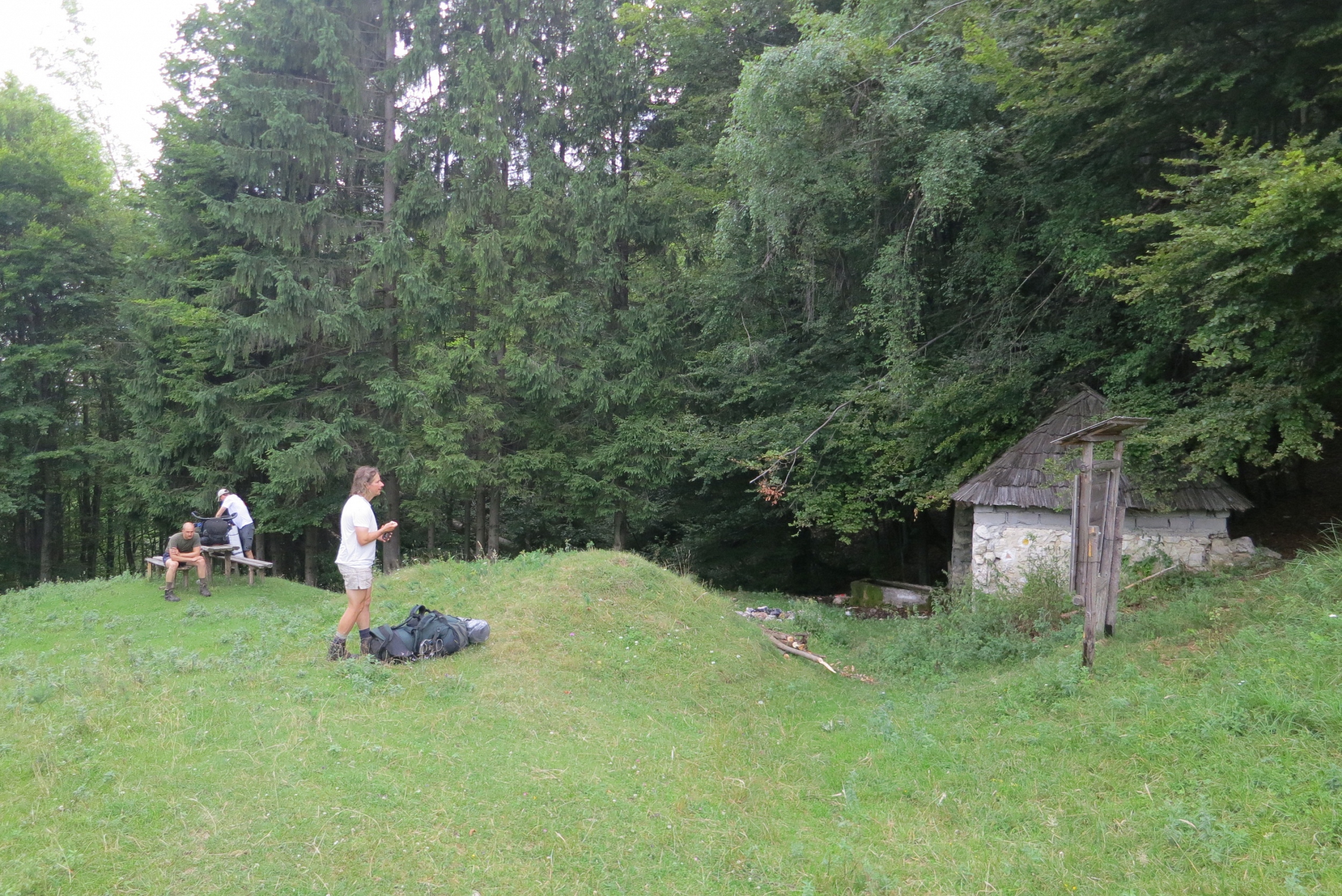 Munții Capatini / Hezké místo na spaní na sestupu z hřebene Buila-Vânturariţa do Pietreni. Silný pramen vody, lavice a stůl, svaté obrázky.