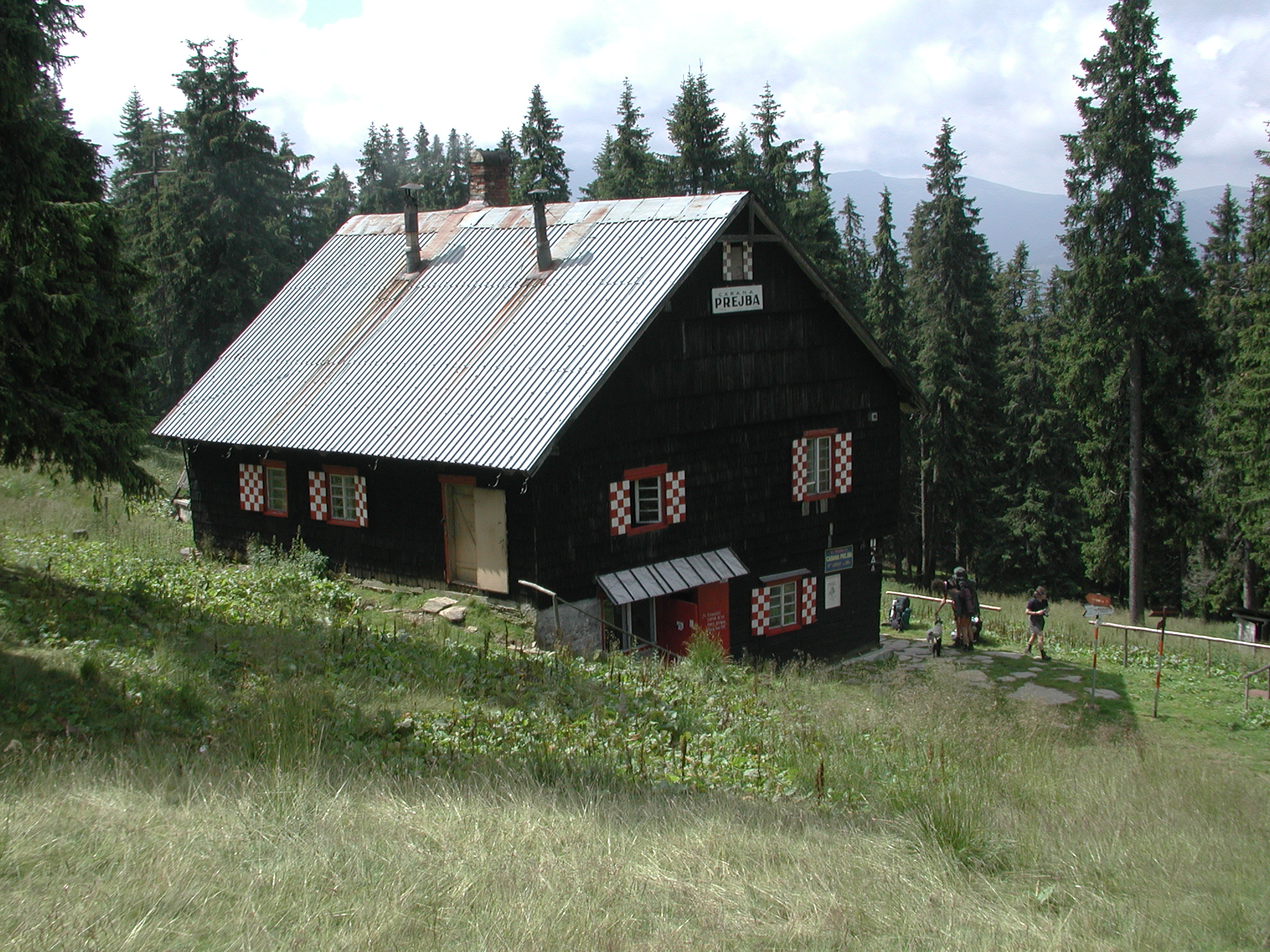 Munții Lotrului / Cabana Prejba. V roce 2004 už nefungovala jako horská chata, ale jako soukromá chatička.