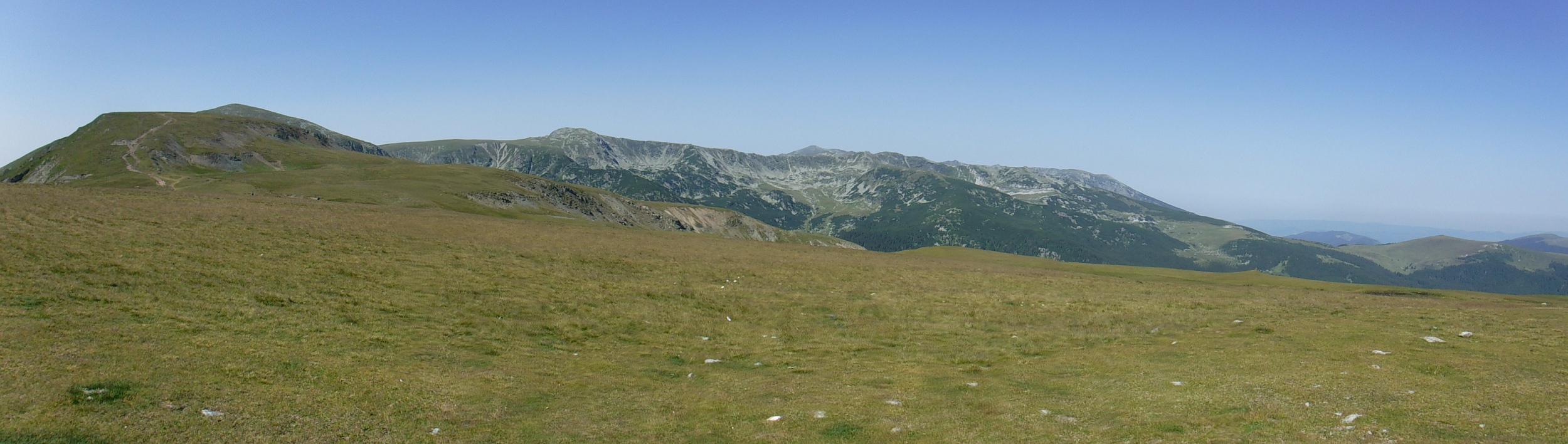 Munții Paring / Pohled na hlavní hřeben od východu, ze silnice DN67C "Transalpina" (od parkoviště s tržištěm a občerstvením).