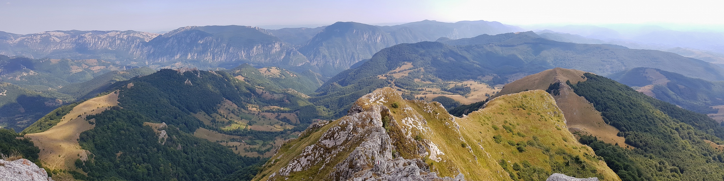 Munții Cernei / Výhled z vrcholu Arjana (1513) na jih, směrem k Mehedinți. www.transcarpathian.org
