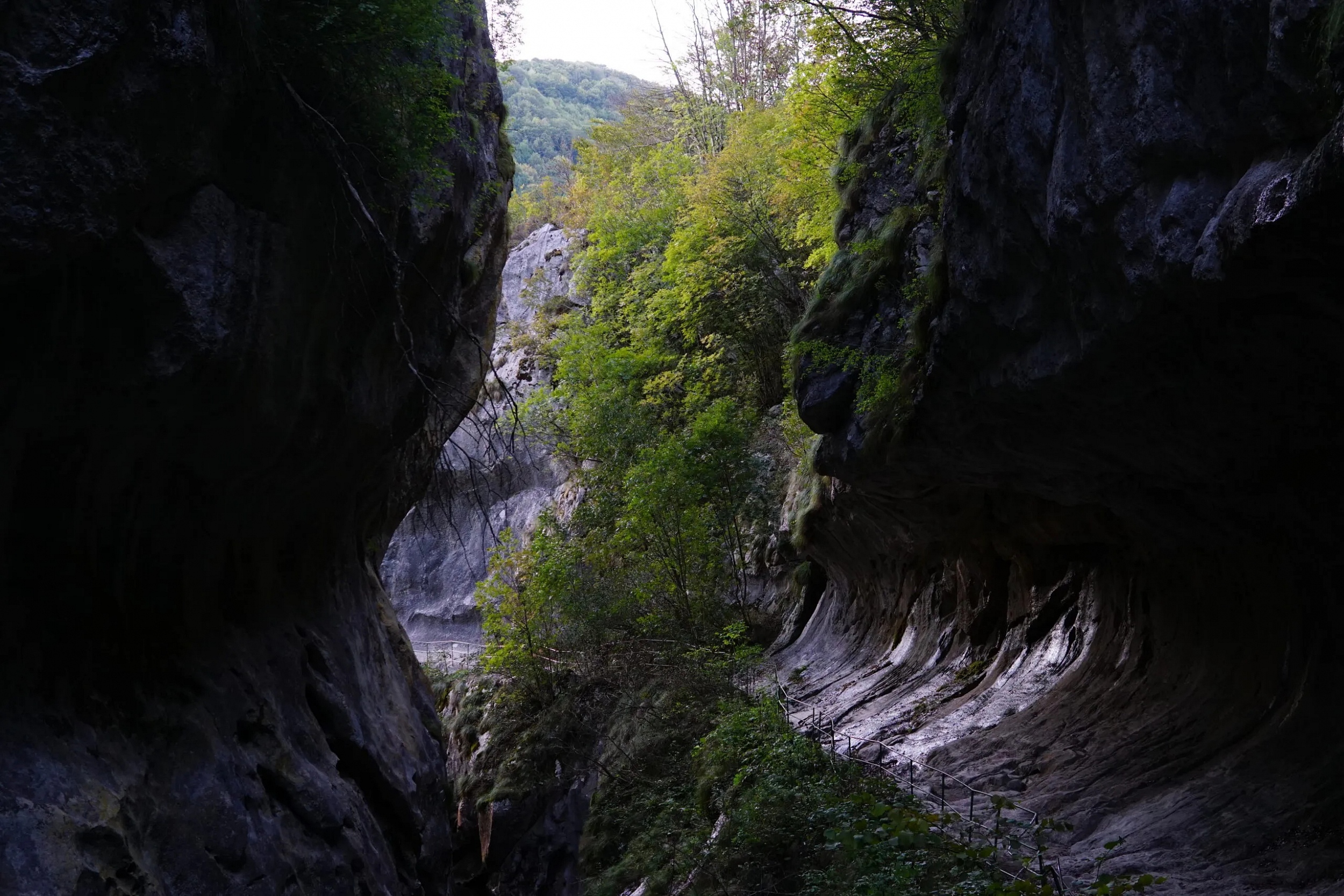 Munții Cernei / Soutěska Cheile Corcoaiei nedaleko Cerna-Sat. Foto z https://roamaniac.com/2024/10/18/hiking-the-cerna-ridge/
