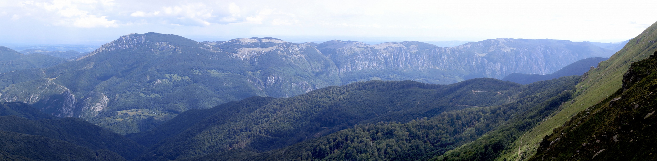 Munții Mehedinți / Pohled na Munții Mehedinți z pohoří Cernei (od vrcholku Vlașcu Mare). Rozklikněte si plný detail, dá se zoomovat. Je vidět takřka kolmé stěny na severní straně - a nahoře "stolová hora".