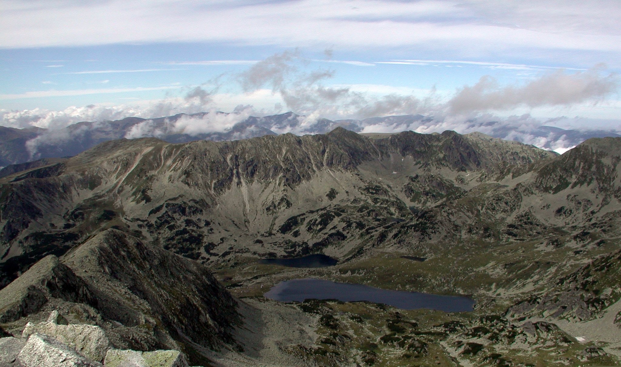Munții Retezat / Centrální jezero Bucura, foceno z nejvyššího vrcholku. 