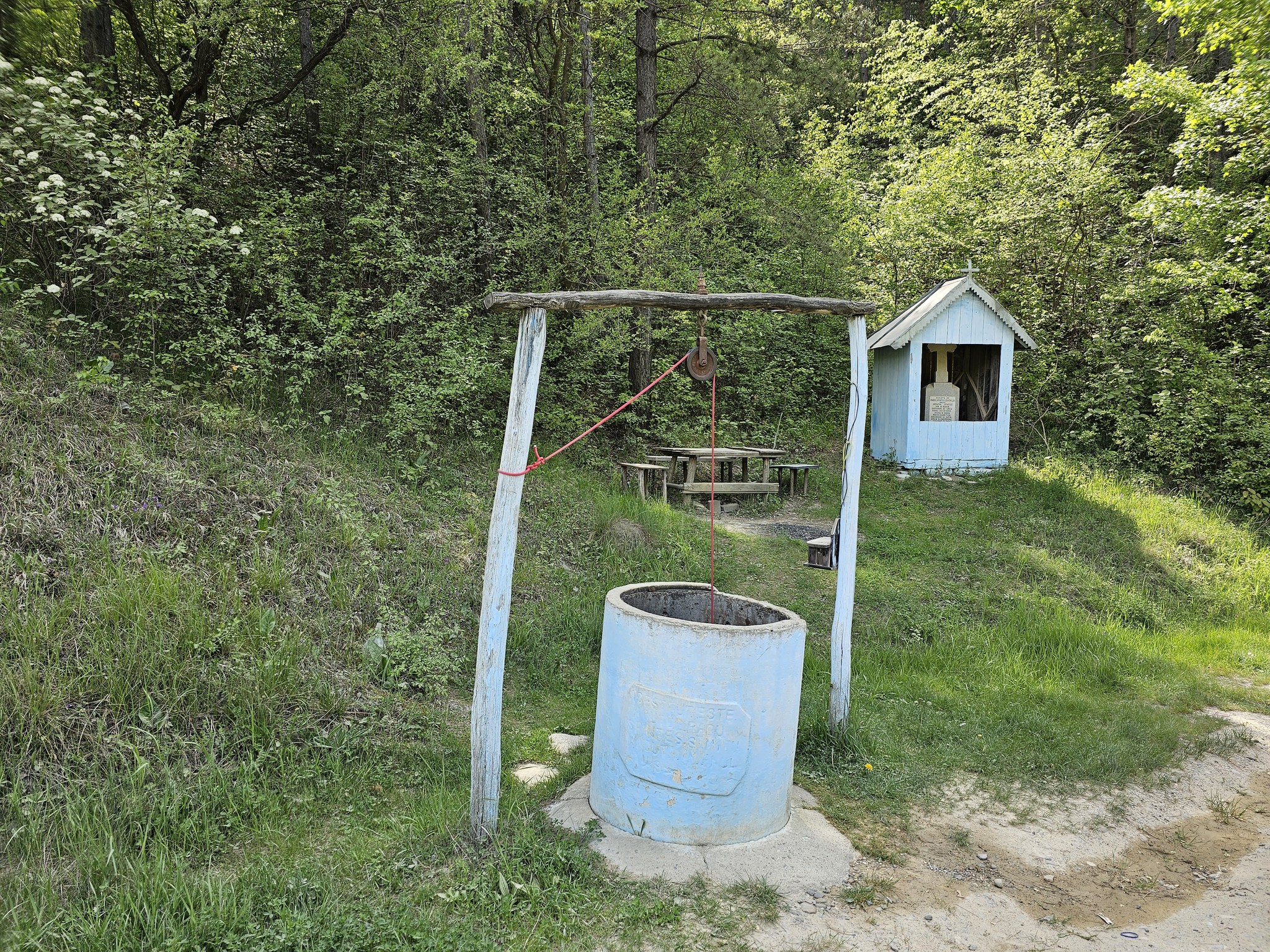 Platoul Meledic / Podél prašných cest jsou časté studny, dokonce i ve vesnicích jsou běžně v plotech, aby byly přístupné pro majitele i poutníky.